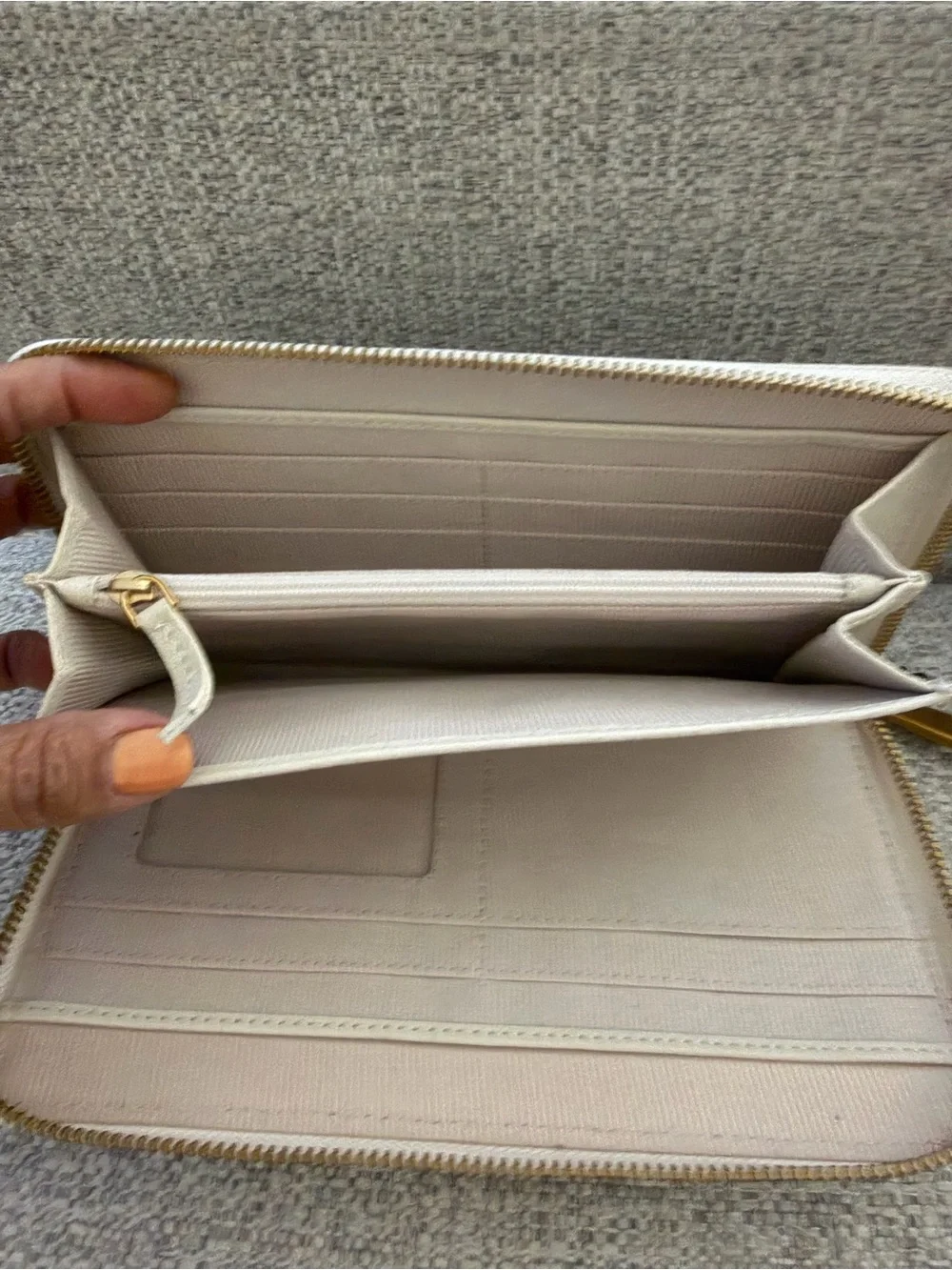 NWT margot Benita zip around large Cream Leather Zip Wallet
